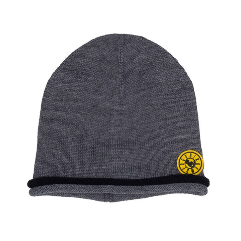 Cappello in maglia grigio con dettagli neri e logo giallo.