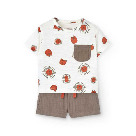 Completo due pezzi con t-shirt a fantasia e pantaloni marroni.