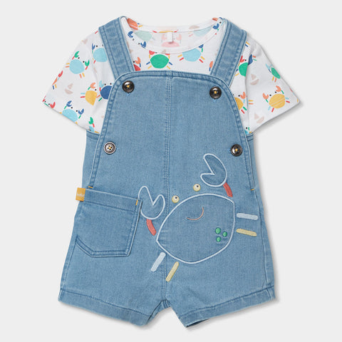 Salopette in jeans con maglietta a fantasia di granchi multicolor.