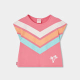 T-shirt rosa con design a zigzag colorato e palme sul davanti.