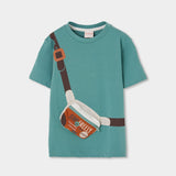 T-shirt verde acqua bambino con stampa tracolla marrone e borsa arancione stampata