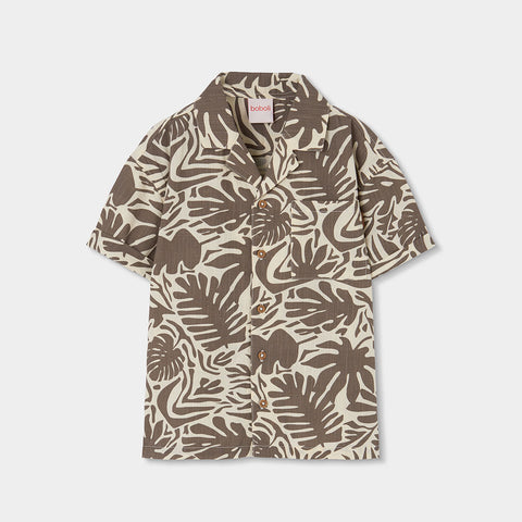 Camicia a manica corta con fantasia hawaiana su fondo chiaro