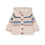 Cardigan rosa chiaro con cappuccio, bottoni in legno e decorazioni geometriche colorate