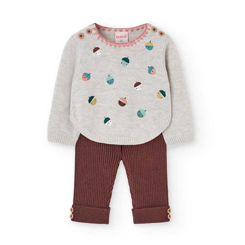 Completo 2 pezzi per bambina con maglione grigio e pantaloni bordeaux.