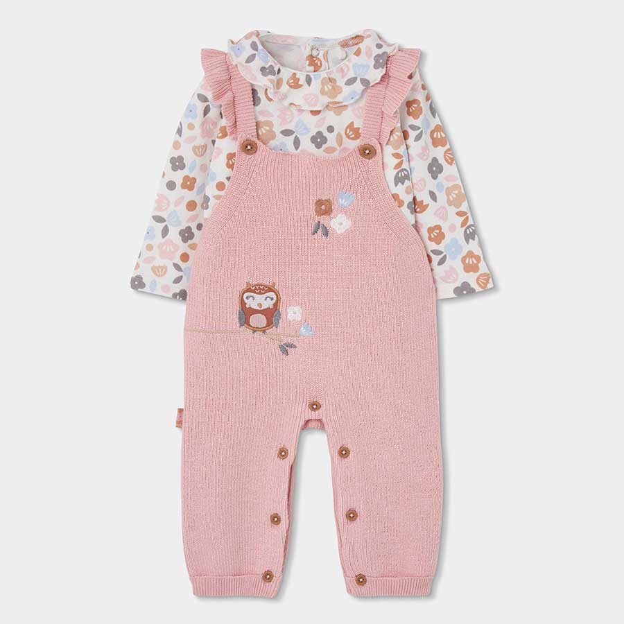 Avvolgi la tua piccola in questa dolcissima salopette in maglia rosa, perfetta per le giornate fr...