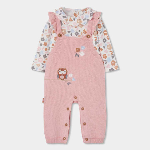 Salopette in maglia rosa con ricamo gufetto e maglietta a fiori con collo arricciato su sfondo bianco