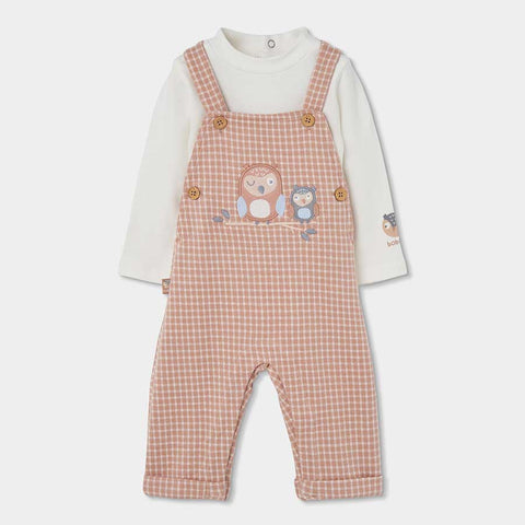 Salopette a quadretti rosa con ricamo due gufetti su sfondo bianco con maglia bianca sotto