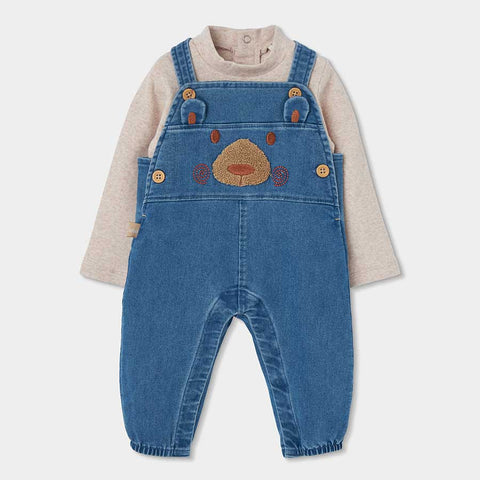 Salopette jeans blu con orsetto ricamato e maglia beige a maniche lunghe