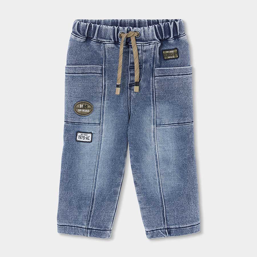 Questi pantaloni in denim dal lavaggio chiaro sono perfetti per accompagnare il tuo bambino duran...