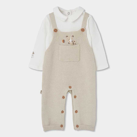 Salopette beige in maglia con tasca e ricamo cucciolo, sopra maglia bianca a maniche lunghe