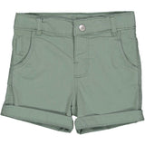 Bermuda verde chiaro con cinque tasche e vita regolabile.