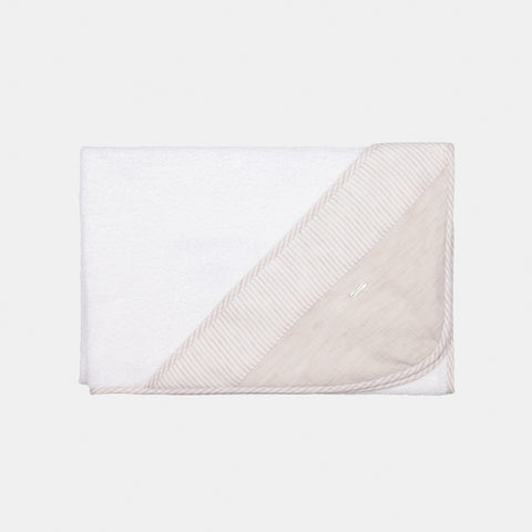 Accappatoio bianco con rifiniture a righe per neonato.