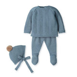 Completo azzurro tre pezzi per neonato con maglia a trecce, pantalone con piedini e berretto con pon pon