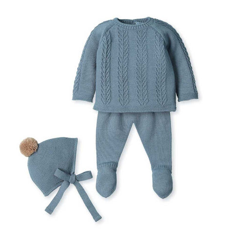 Completo azzurro tre pezzi per neonato con maglia a trecce, pantalone con piedini e berretto con pon pon