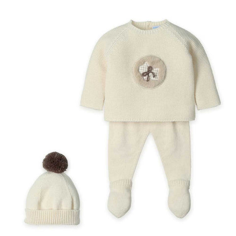 Completo color panna con maglia a maniche lunghe, pantaloni con piedi e cappellino con pon pon marrone