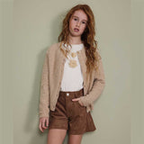 Maglia girocollo beige lavorata a maglia con pattern a onde, dal carattere caldo e confortevole