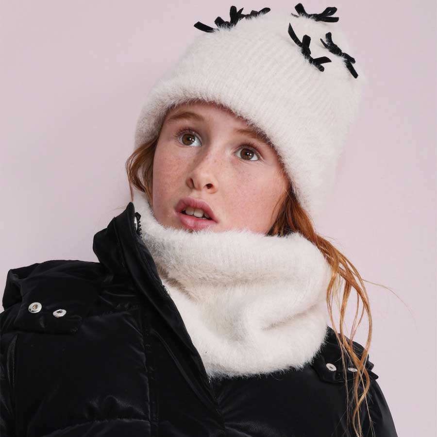 Regala al tuo bimbo il calore e la dolcezza di questo set composto da cappello e scaldacollo coor...