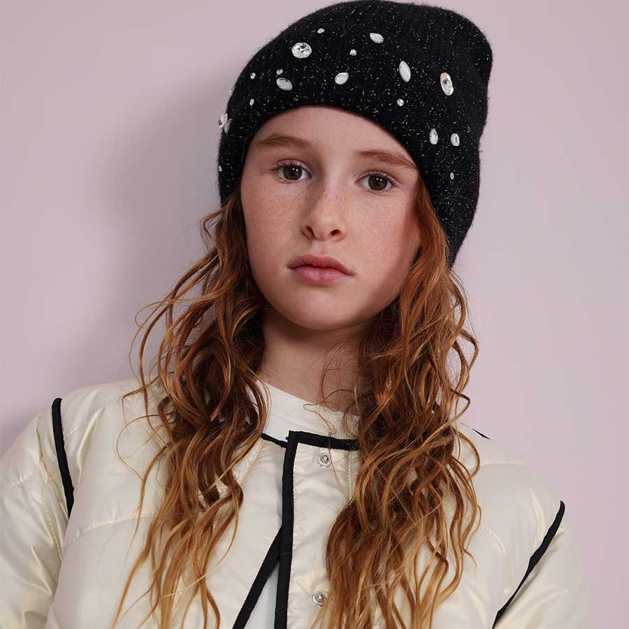 Scopri il cappellino lavorato a maglia perfetto per tenere al caldo la tua bambina durante i mesi...