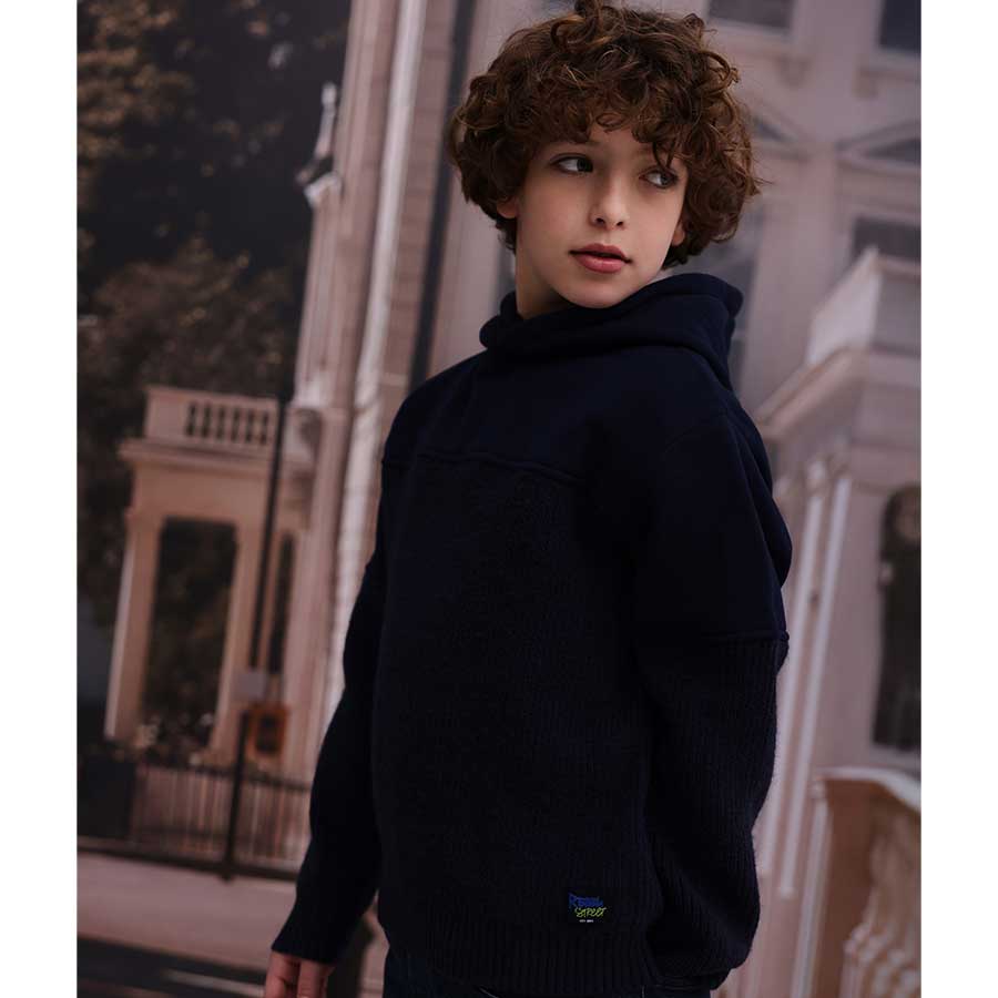 Avvolgi il tuo bambino nel comfort e nello stile con questo maglione con cappuccio NATH KIDS, per...