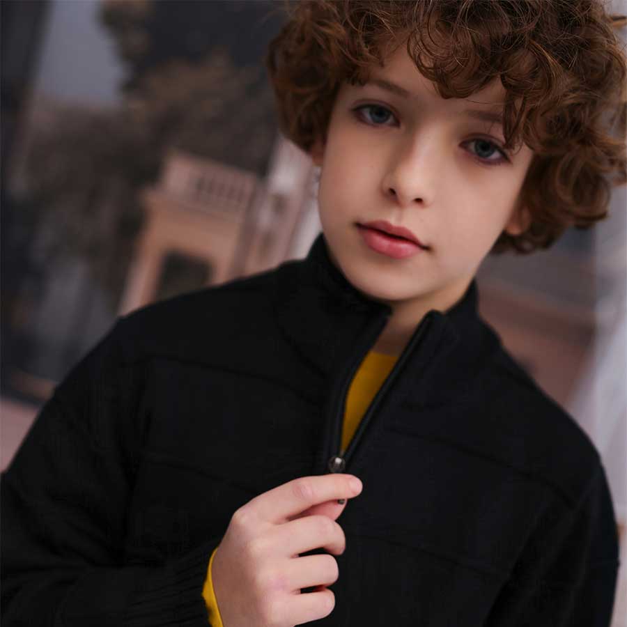 Scopri il maglione con zip di Nath Kids, il compagno perfetto per ogni bambino durante i mesi fre...