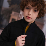 Maglione nero con zip frontale indossato da bambino con capelli ricci