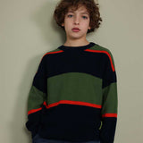 Maglione girocollo lavorato blu navy con righe verdi e arancio indossato da bambino
