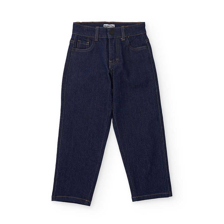Scopri il pantalone denim classico, perfetto per accompagnare i tuoi bambini nelle loro avventure...