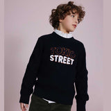 Maglione nero inverno con scritta Tokio Street in rosso e bianco indossato da bambino con camicia bianca