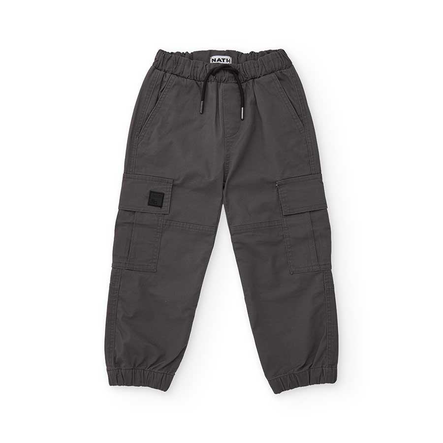Il pantalone cargo è l'alleato perfetto per le avventure dei più piccoli. Con il suo stile pratic...