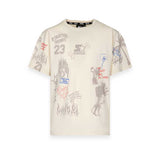 T-shirt beige chiaro con stampa grafica a tema basket e dettagli rossi e blu