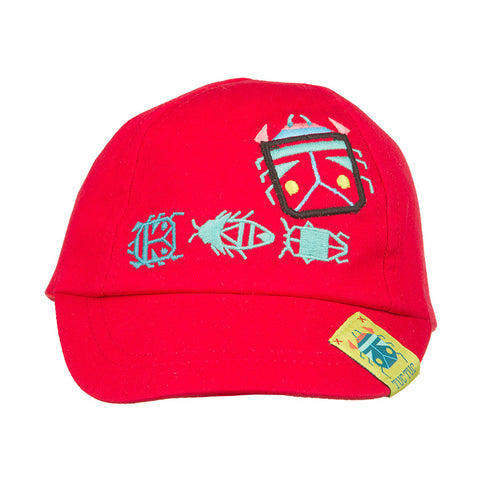 Cappellino rosso con decorazione di animaletti colorati.