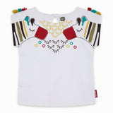 T-shirt bianca con stampa di zebre e pon pon colorati sulle spalline.