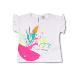 T-shirt bianca con stampa colorata e applicazioni per bambini.