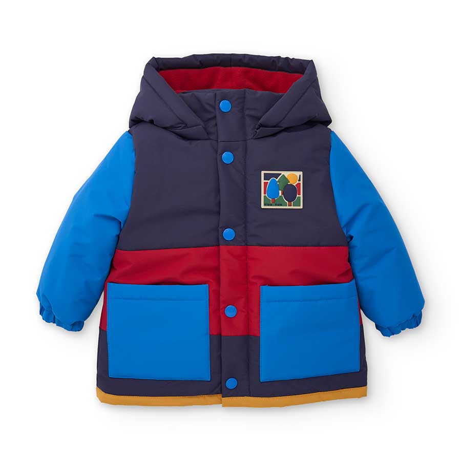 Questa giacca imbottita con cappuccio è perfetta per tenere il tuo bambino al caldo nelle giornat...