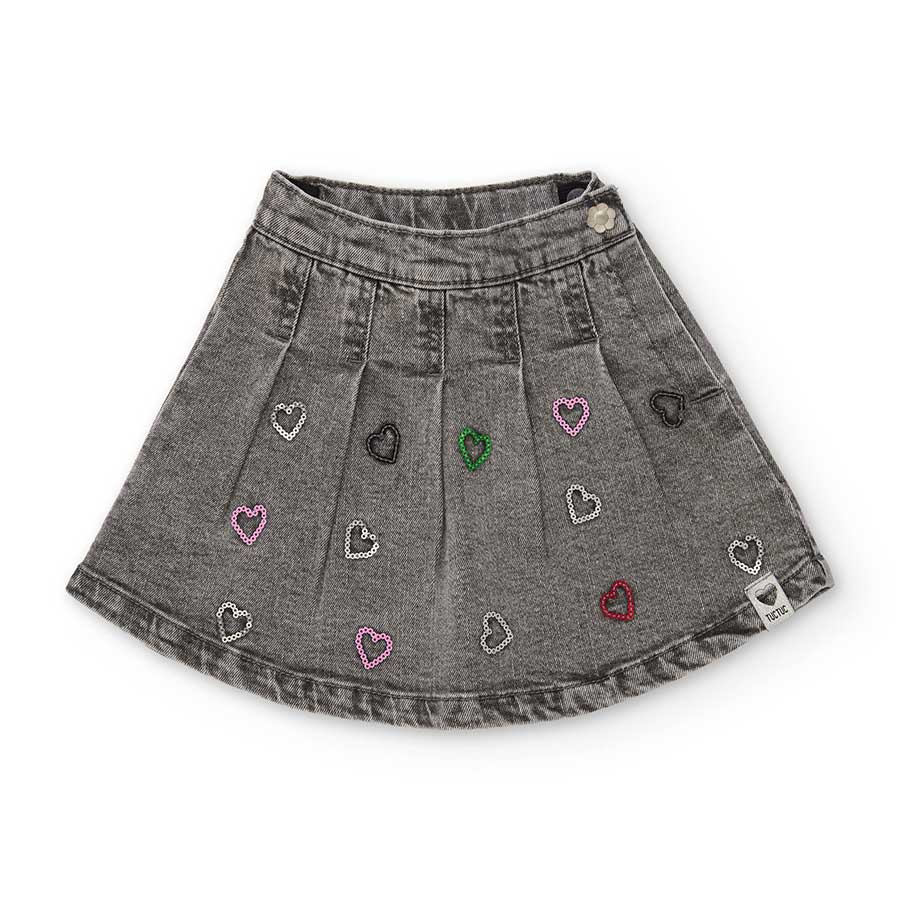 Questa gonna jeans plissé è perfetta per aggiungere un tocco di allegria e stile al guardaroba de...