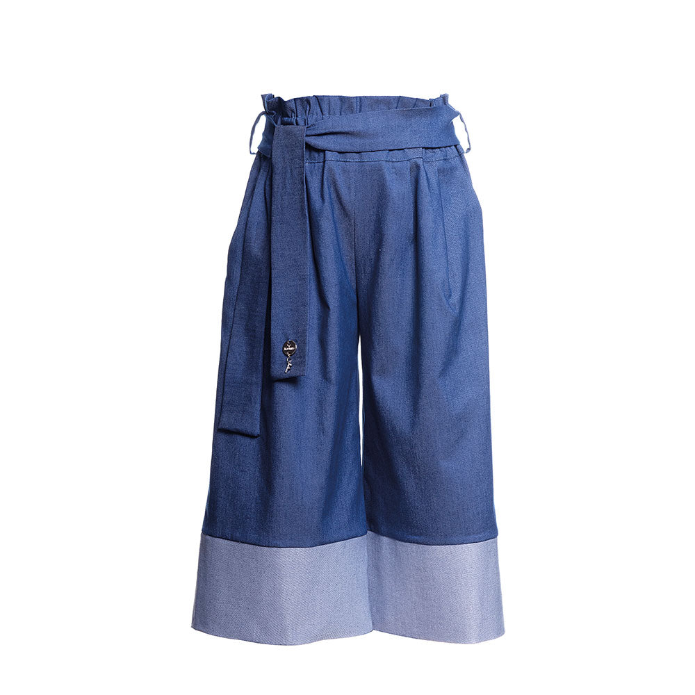 
  Trousers from the Fracomina Children's Clothing line, with wide and elastic cut
  in life. 


...